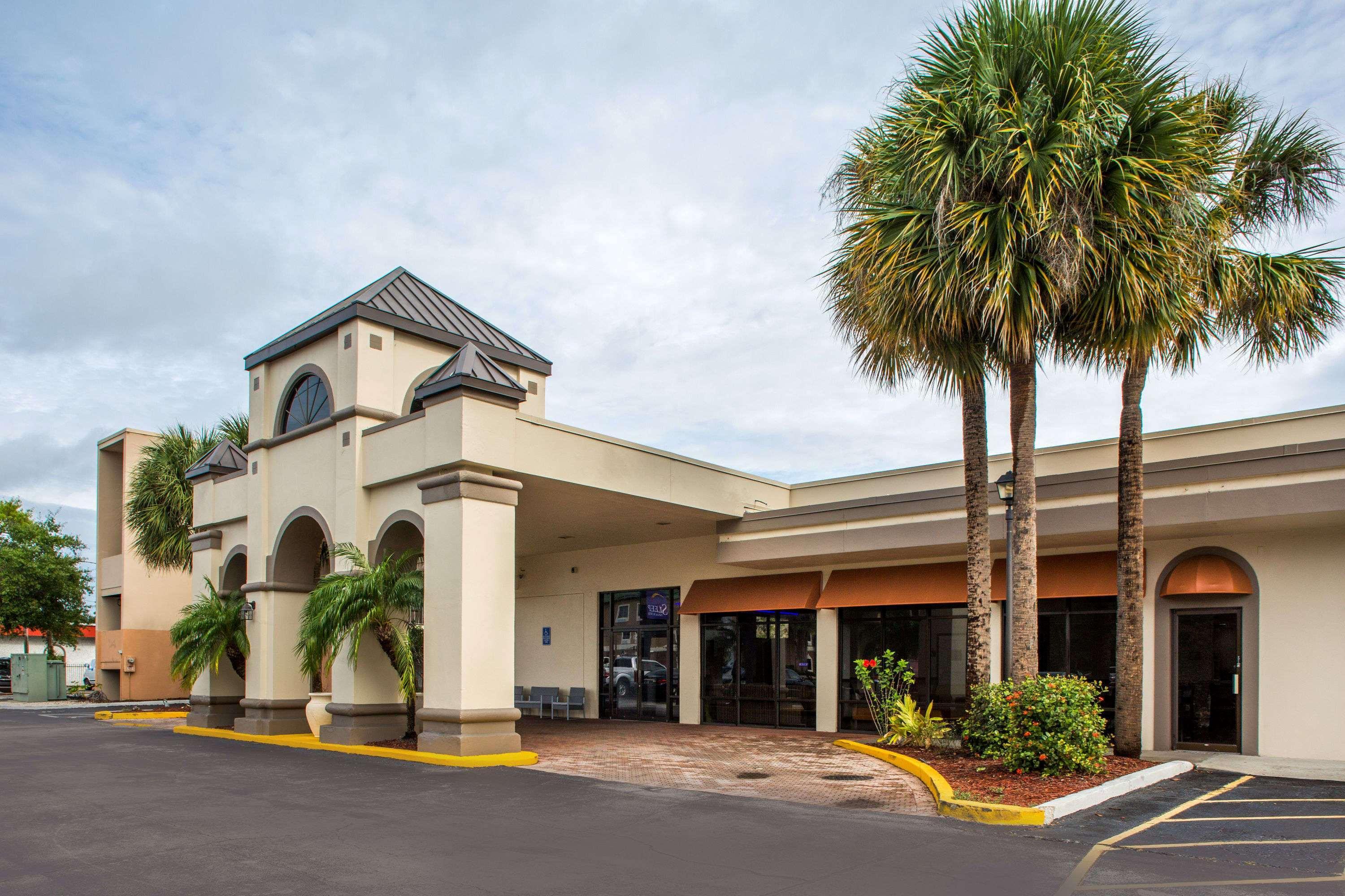 Days Inn & Suites By Wyndham Orlando Airport Exterior photo